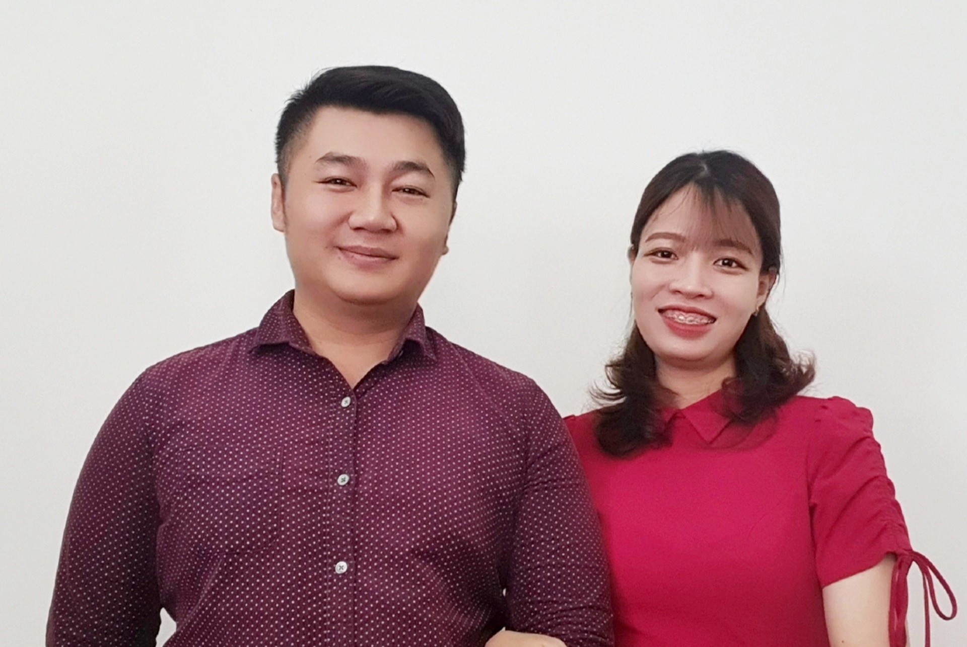 Doi tre to chuc dam cuoi online o khu phong toa hinh anh