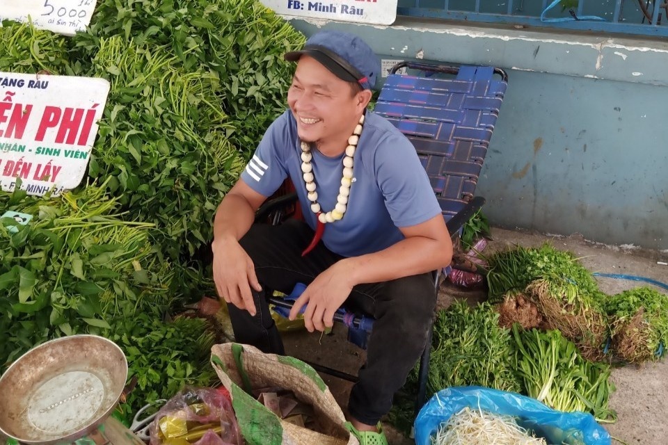 Anh Minh ban rau tu choi nhan tien ung ho hinh anh