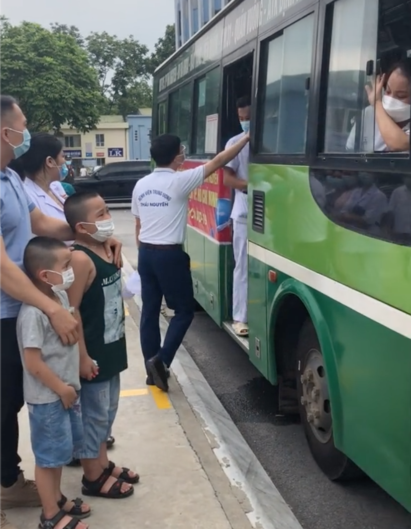 con bật khóc tiễn mẹ đi chống dịch ảnh 1 con bat khoc tien me di chong dich anh 1