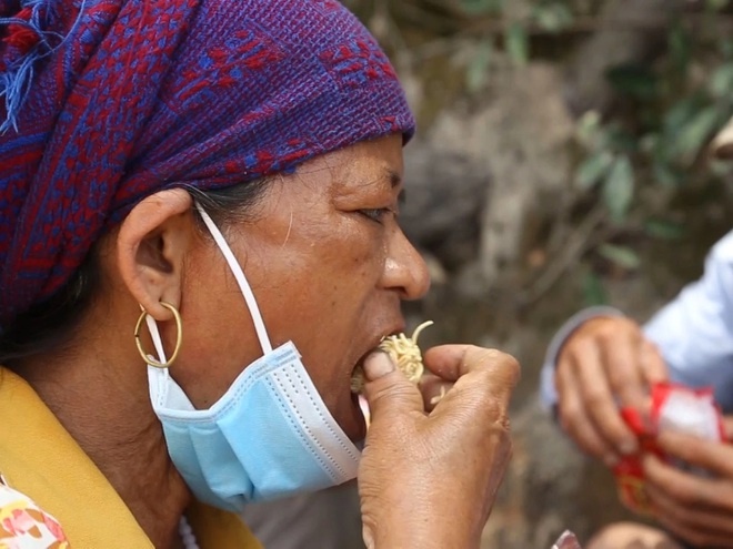 30 cong nhan di bo ve que anh 1