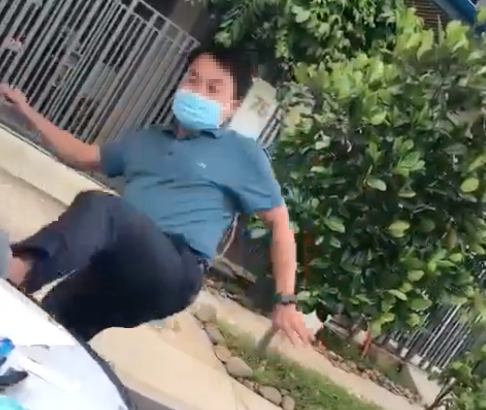 Người đàn ông đạp đổ bàn của nhân viên y tế ảnh 1 Nguoi dan ong dap do ban cua nhan vien y te anh 1