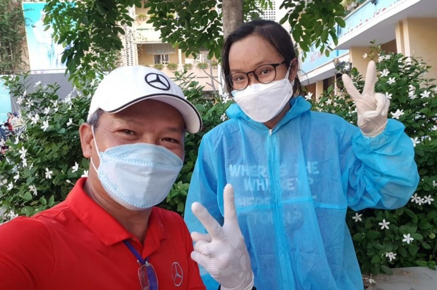 Thi xong hoc bong dai hoc, nu sinh TP.HCM cung bo di chong dich hinh anh