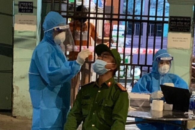 Chien si cong an duoc vo lay mau xet nghiem Covid-19 hinh anh