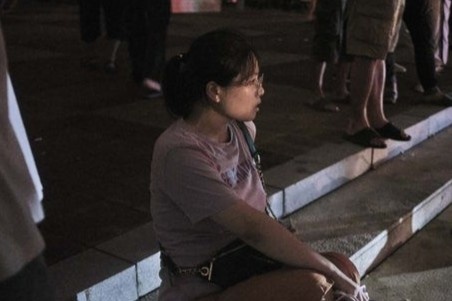 Vo mat chong trong tran lut o Trung Quoc: ‘Em se yeu anh lai tu dau’ hinh anh