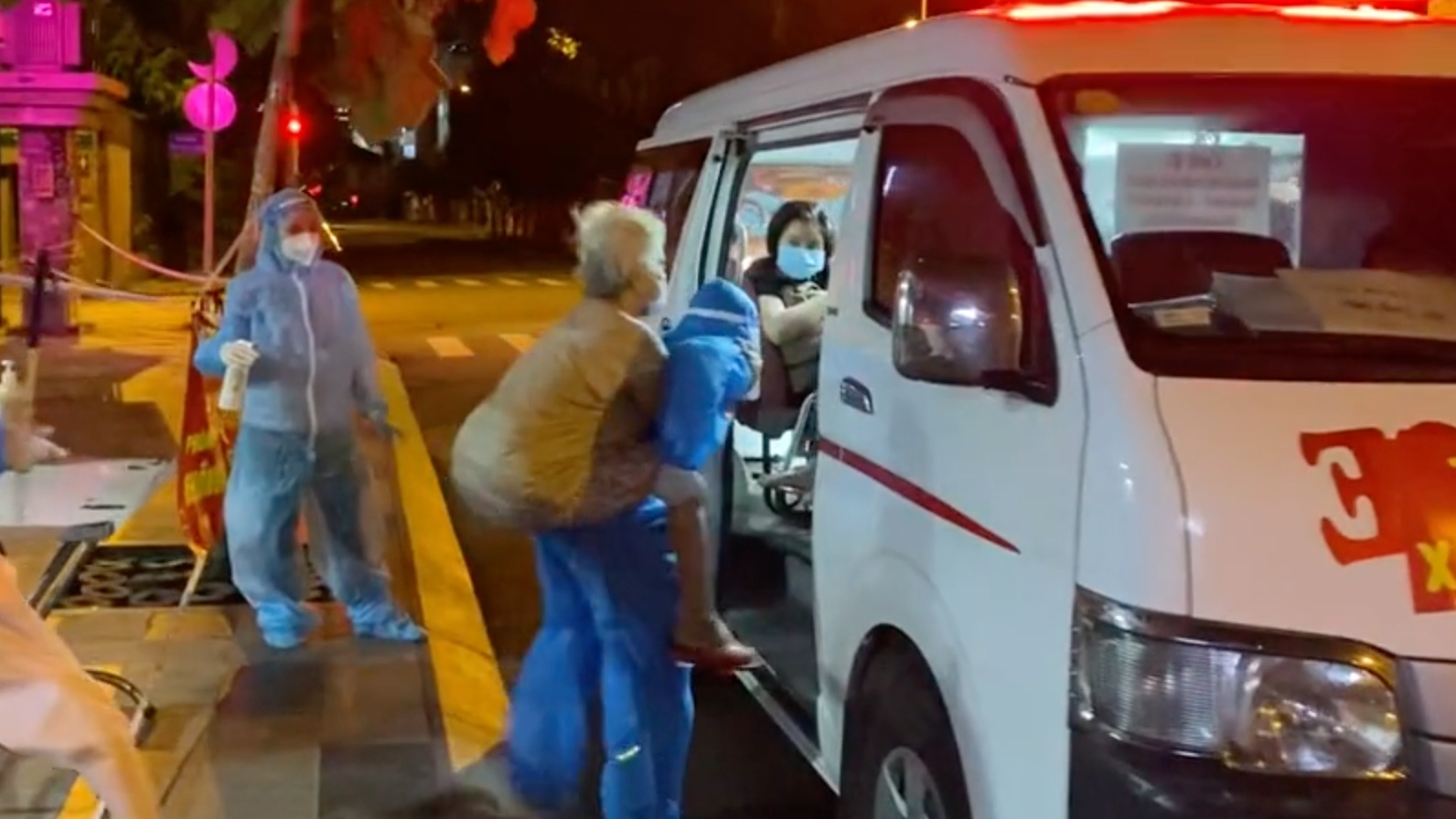 Cu ba khiem thi la F0 o TP.HCM duoc cong ra xe cap cuu hinh anh