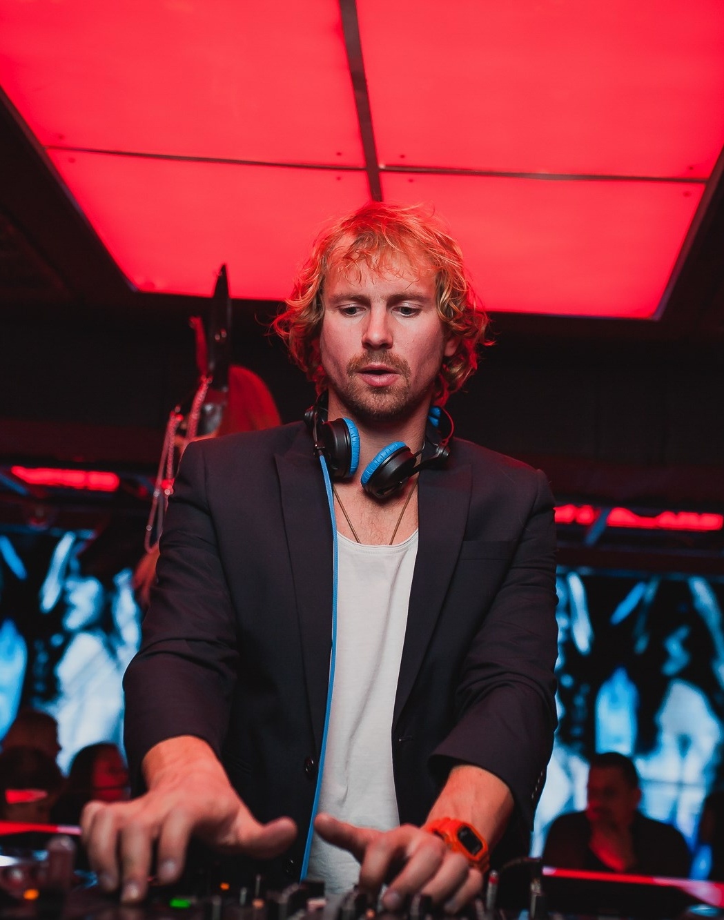 DJ choi nhac tren ban cong chung cu anh 3