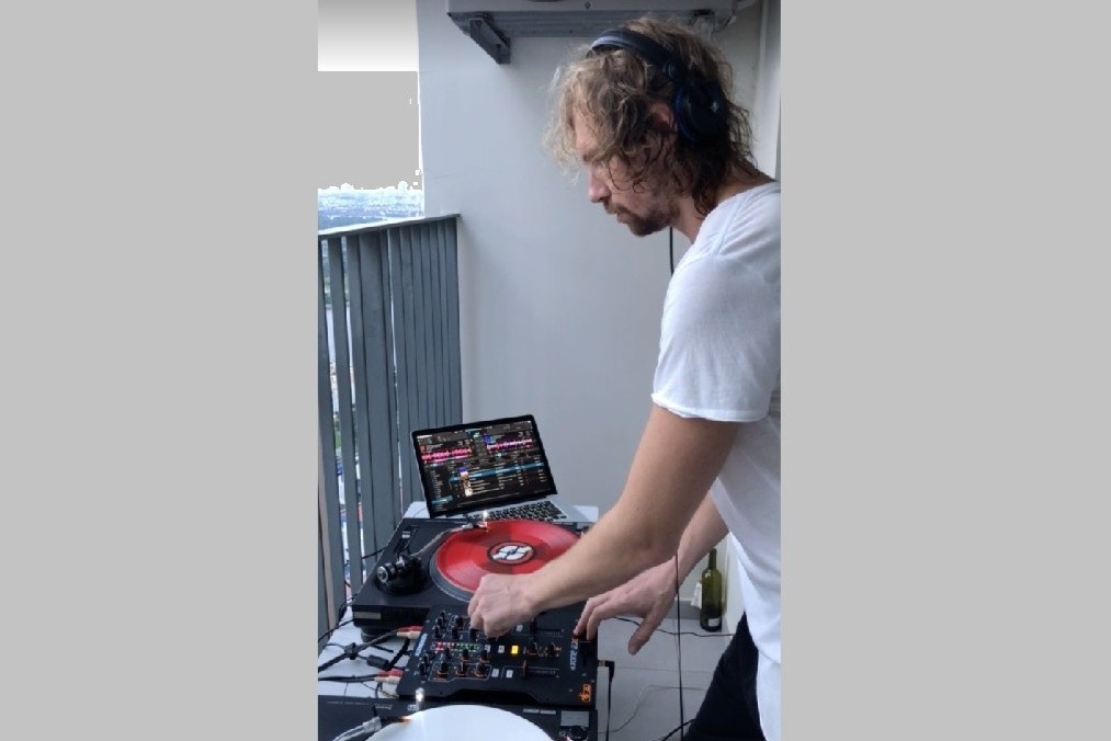 DJ choi nhac tren ban cong chung cu, hang tram hang xom co vu hinh anh