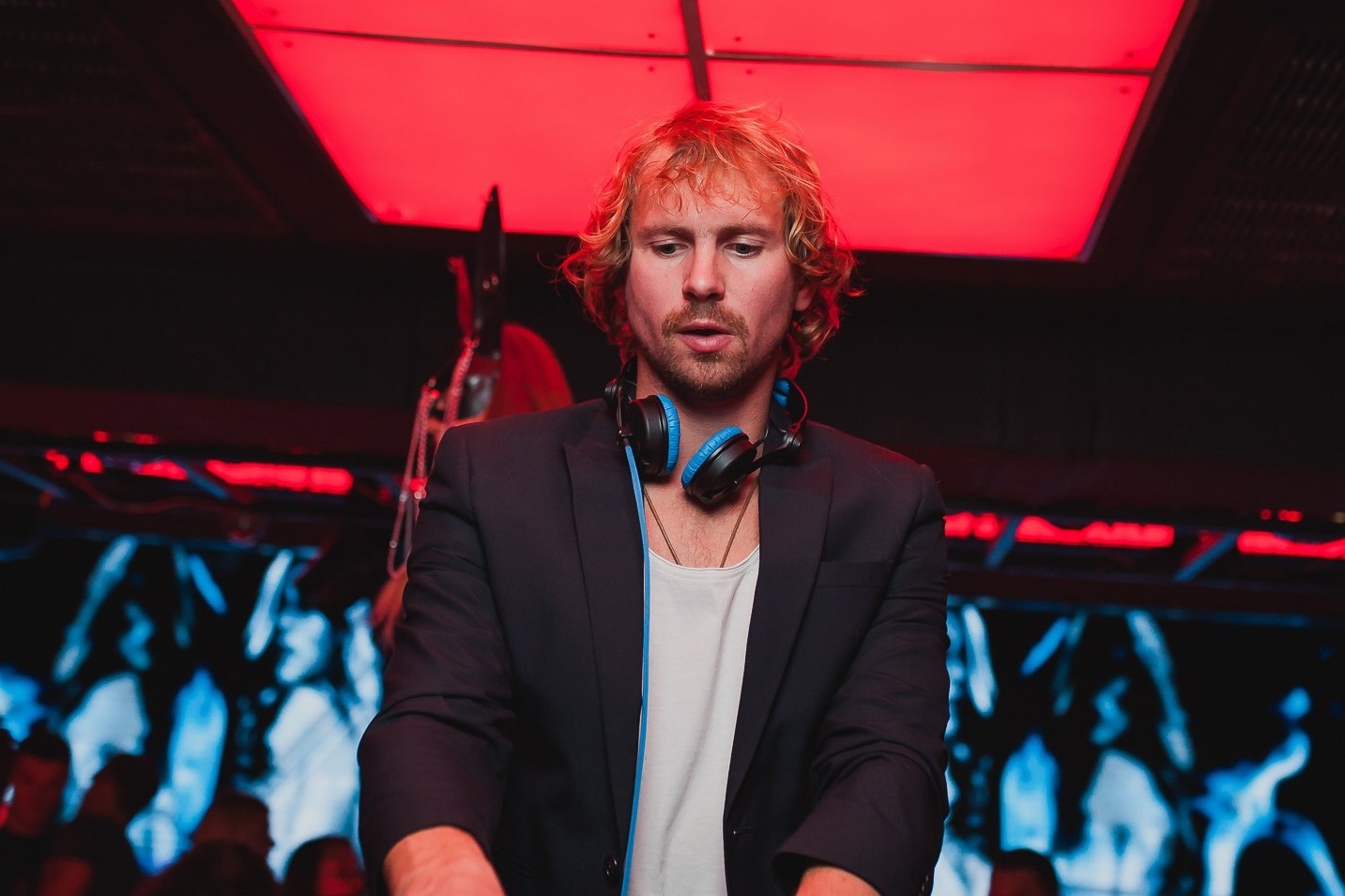 DJ o TP.HCM choi nhac tren ban cong tang hang xom hinh anh