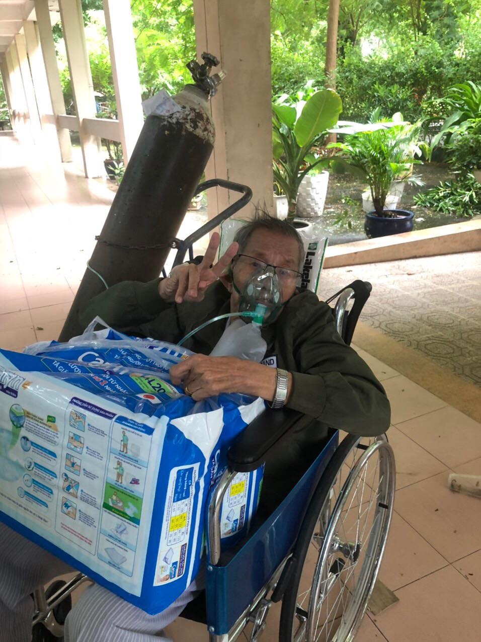 co gai cung gia dinh dieu tri Covid-19 anh 4