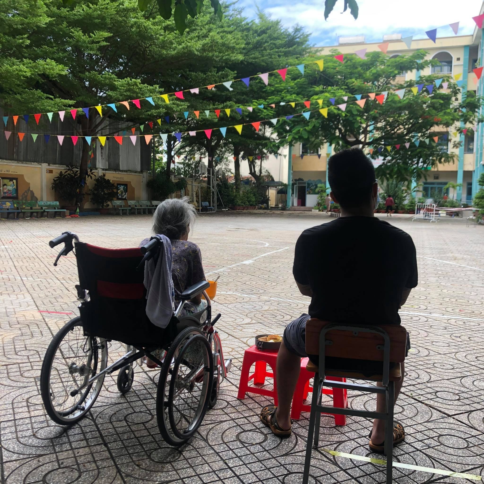 co gai cung gia dinh dieu tri Covid-19 anh 5