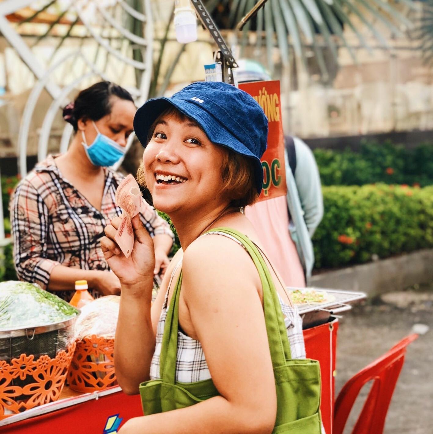 co gai cung gia dinh dieu tri Covid-19 anh 3