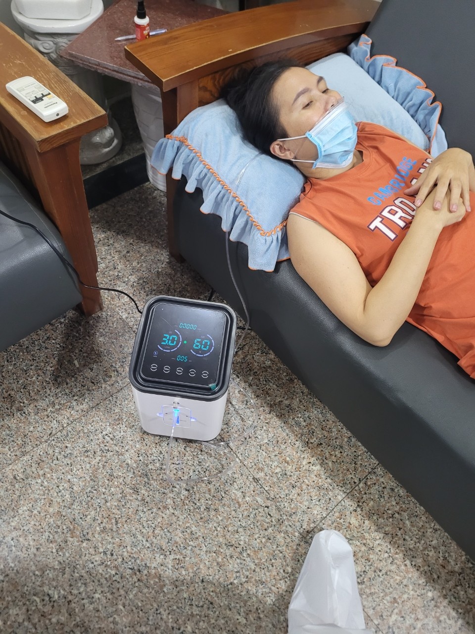 nam thanh niên hỗ trợ máy thở ảnh 2 nam thanh nien ho tro may tho anh 2