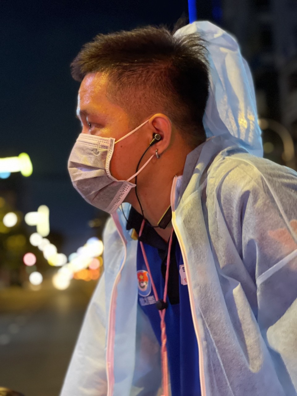 nam thanh nien ho tro may tho anh 1