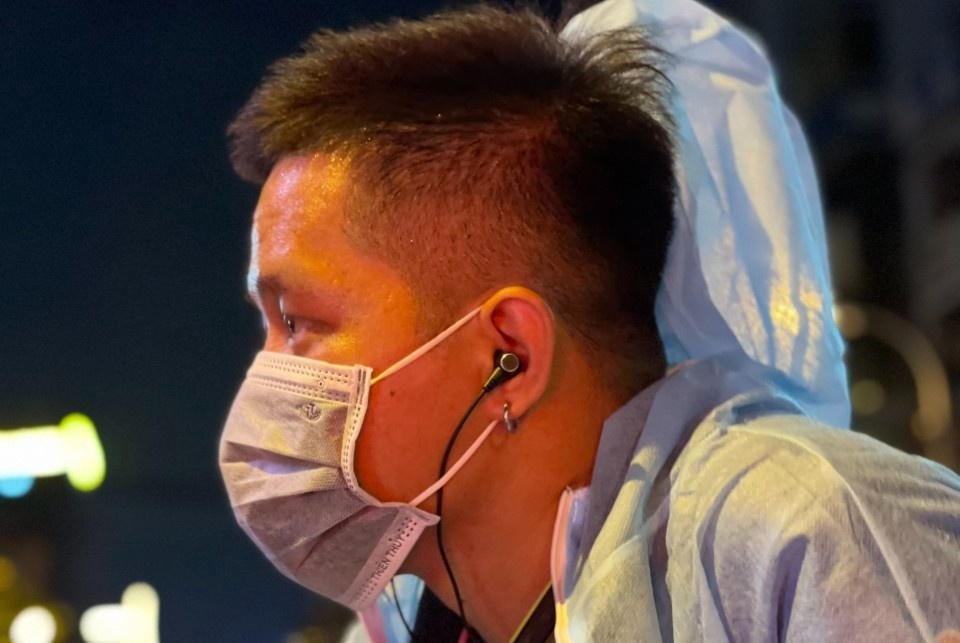 Ba qua doi vi Covid-19, chau trai ho tro may tho mien phi cho F0 hinh anh