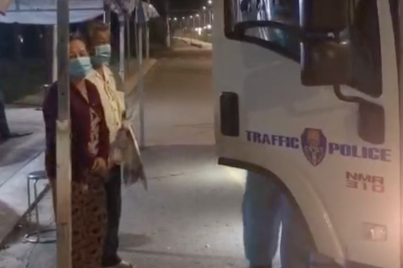 Di bo ve sau khi tiem vaccine, doi vo chong gia o TP.HCM duoc giup do hinh anh