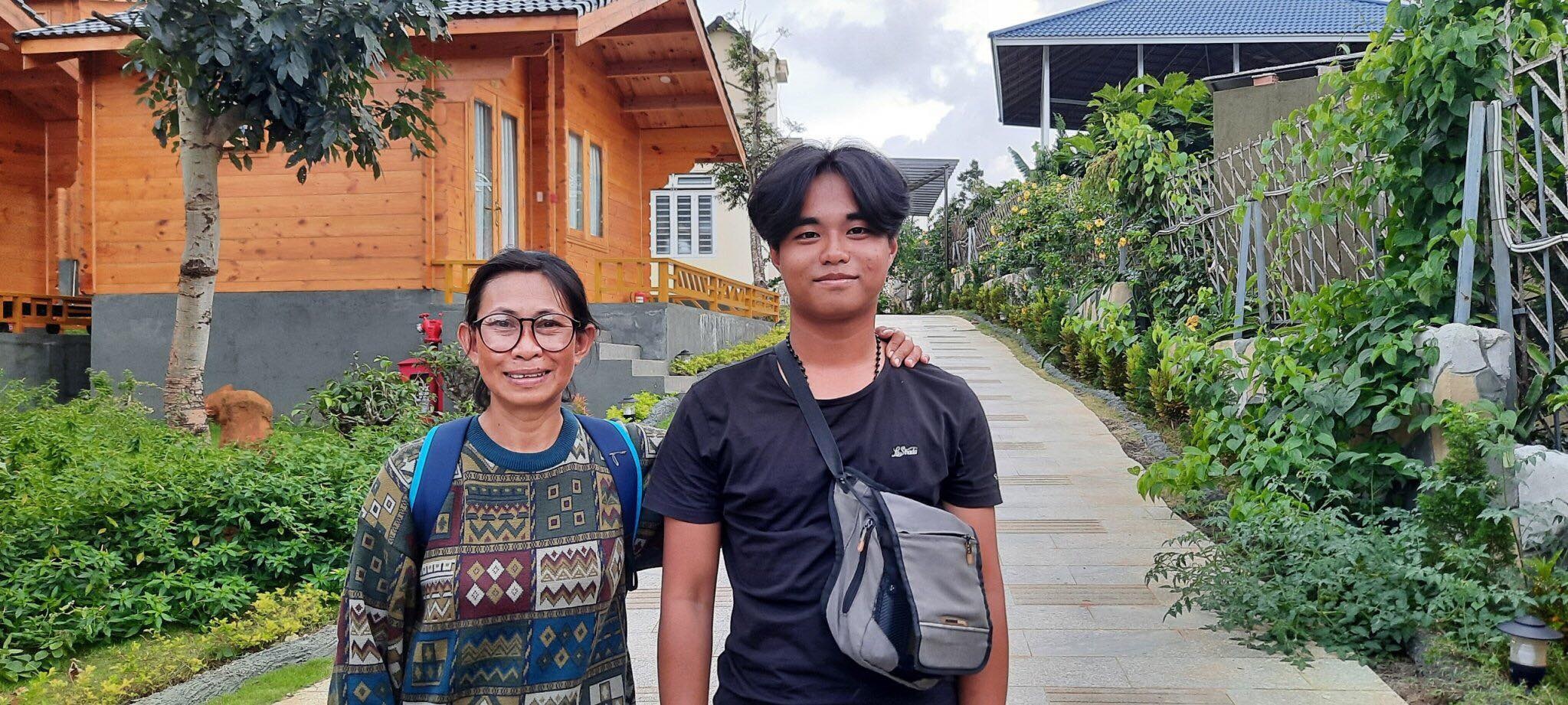 me don than cung 2 con chong dich anh 3