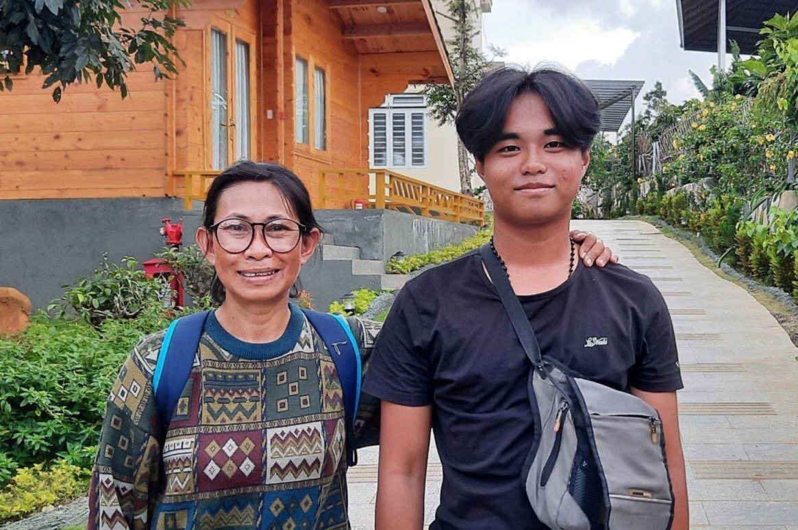 Me don than va 2 con trai o TP.HCM cung di tinh nguyen chong dich hinh anh