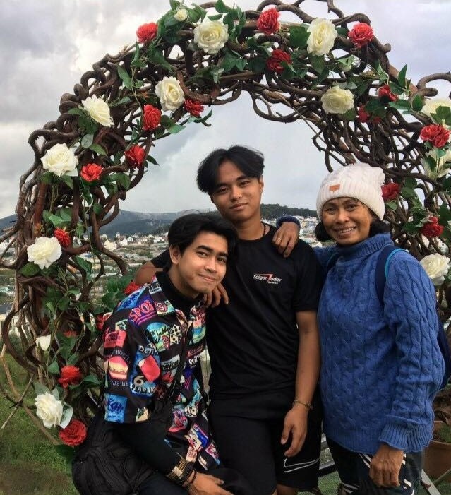 me don than cung 2 con chong dich anh 1