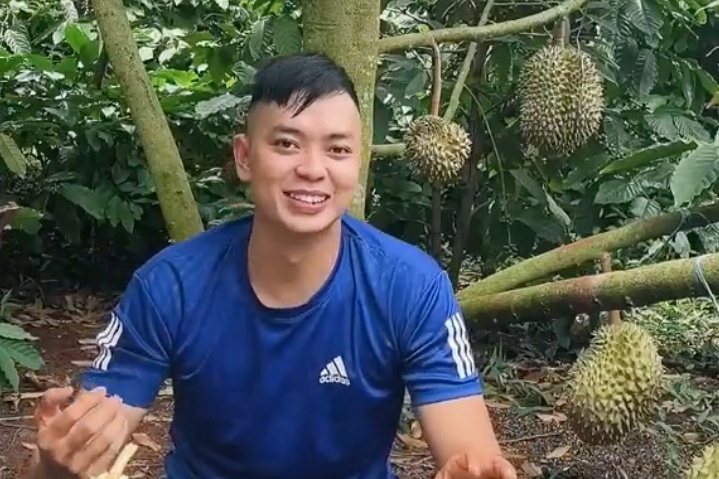 Ve que tranh dich, chang trai dung choi tu cach ly hinh anh