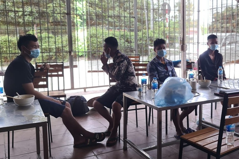 4 cong nhan mat viec, di bo tu Ha Noi ve que tranh dich hinh anh