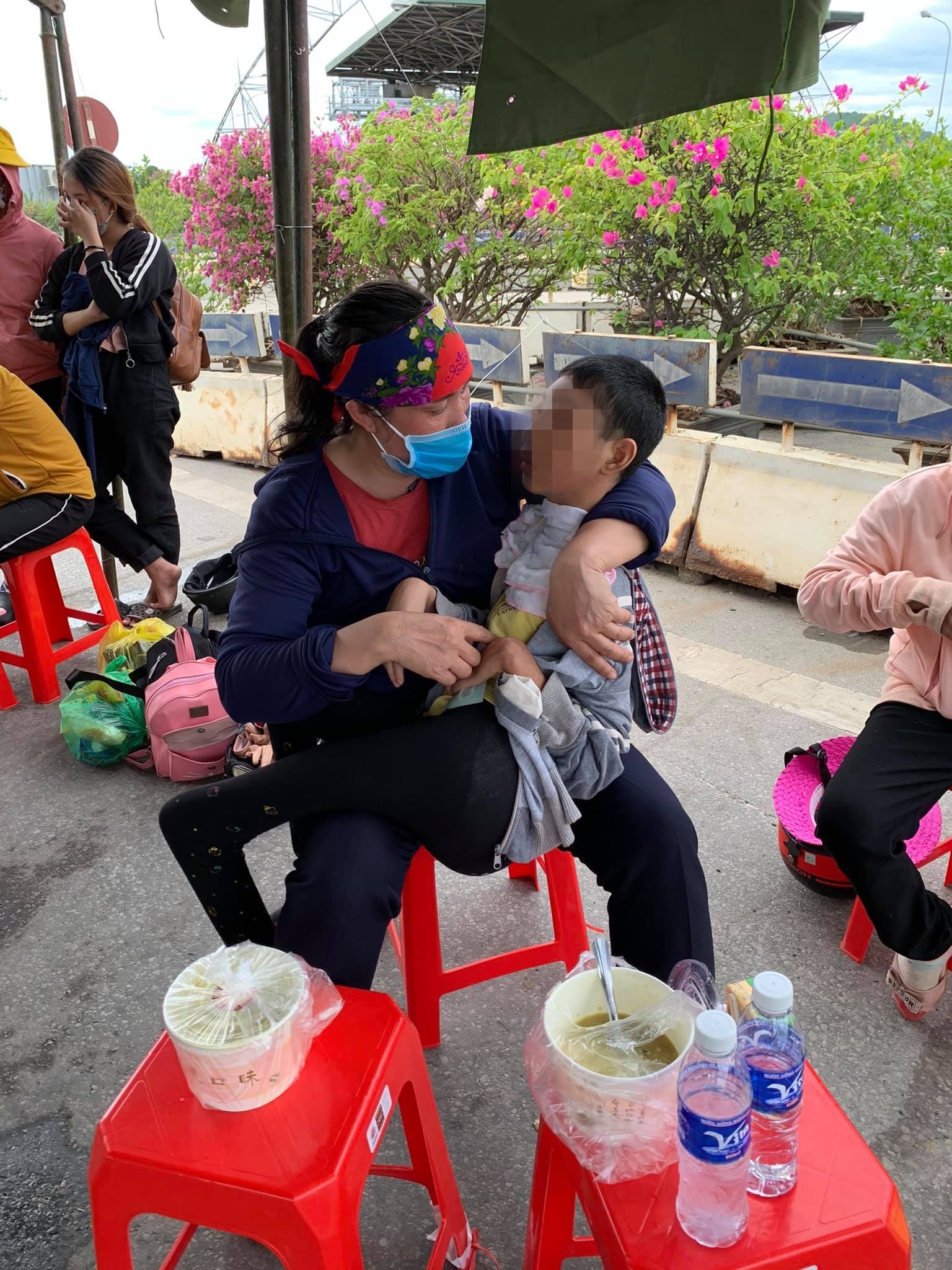 cha mẹ bế con bại não về quê tránh dịch ảnh 1 cha me be con bai nao ve que tranh dich anh 1