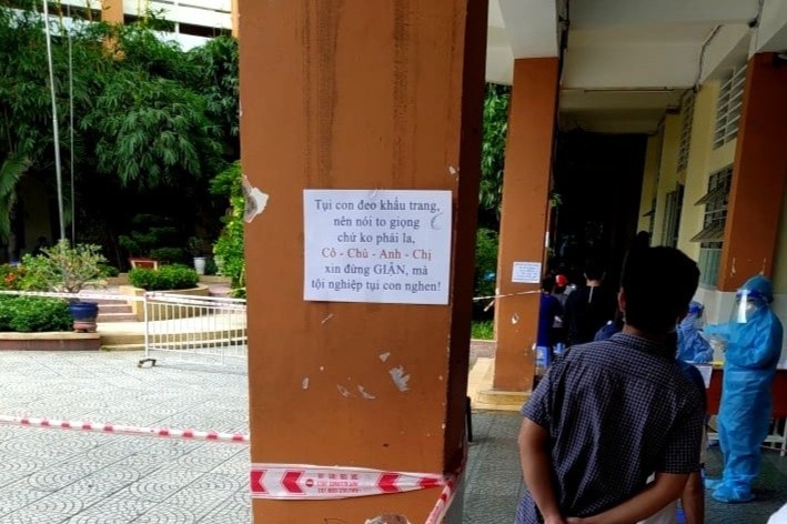 TNV gui nguoi dan: 'Tui con deo khau trang nen noi to, xin dung gian' hinh anh