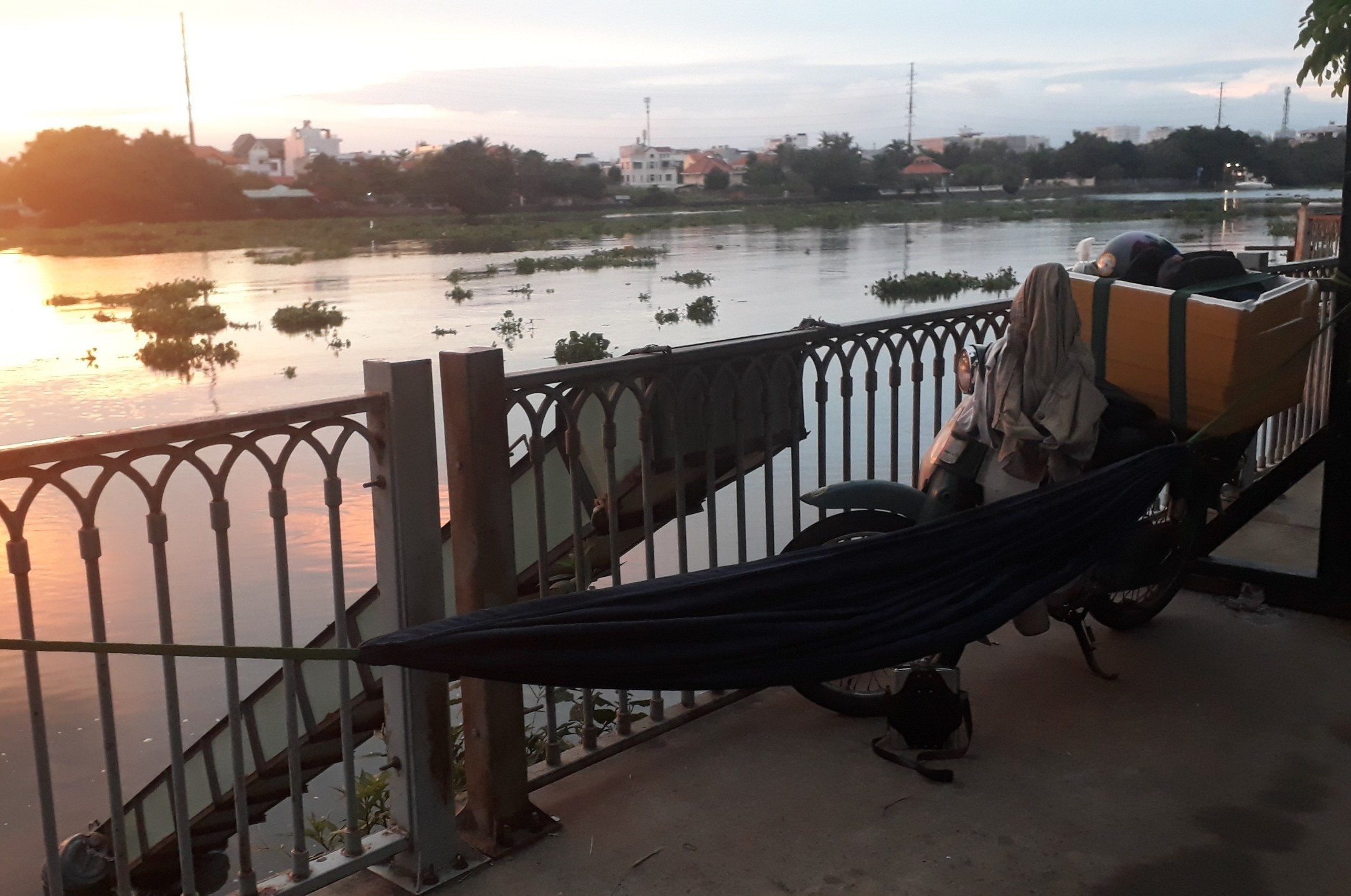 Nha phong toa khi dang di chong dich, thay giao mac vong ngu o via he hinh anh