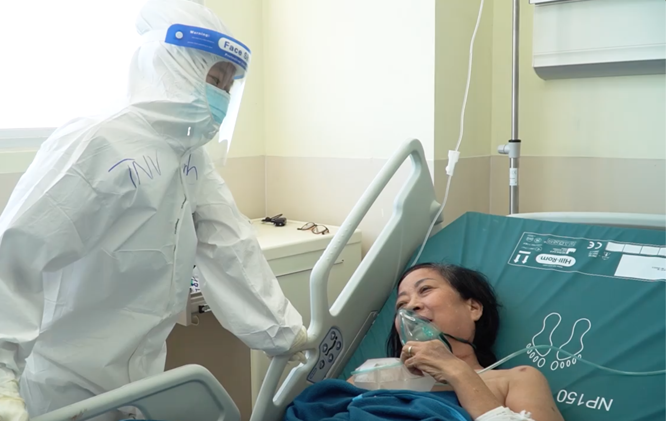 Cac TNV tai BV Hoi suc Covid-19 giup benh nhan ve sinh ca nhan hinh anh