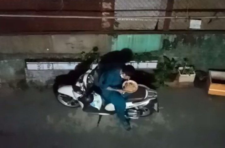 Con trai di chong dich, an mi tom me nau truoc cong nha hinh anh