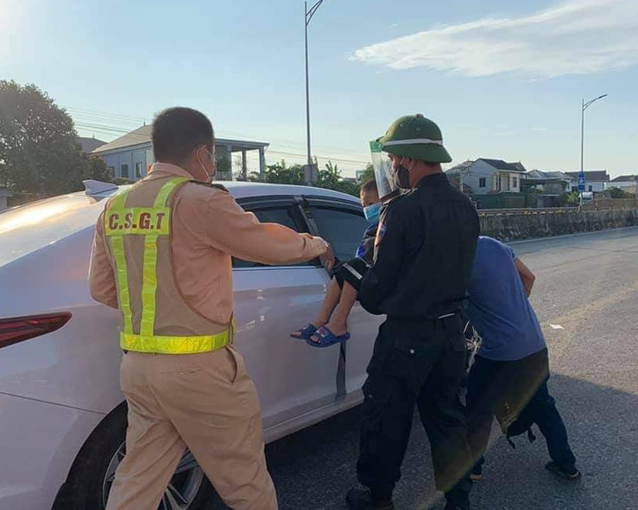 CSGT dua chau be nhap vien anh 1