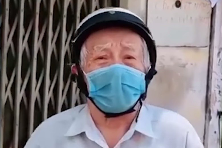 Cu ong o TP.HCM duoc ho tro sau khi di go cua, xin mua gao hinh anh