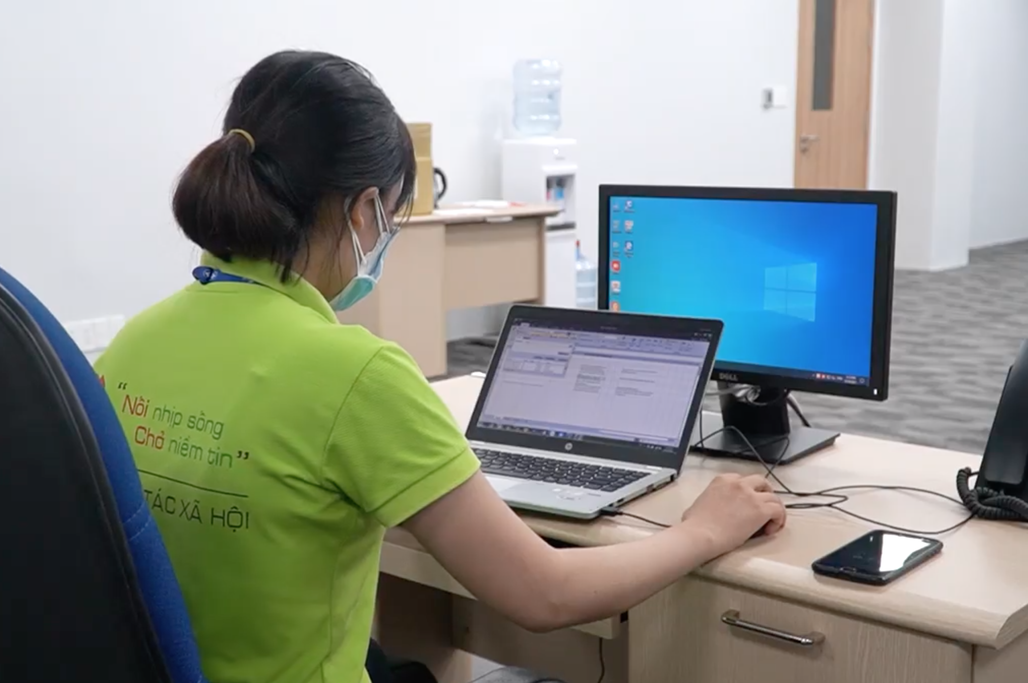 Nhung nhan vien bao tin den than nhan F0 tai Benh vien Cho Ray hinh anh