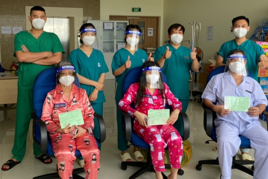 F0 tai TP. HCM duoc tang quan ao va dep moi khi xuat vien hinh anh