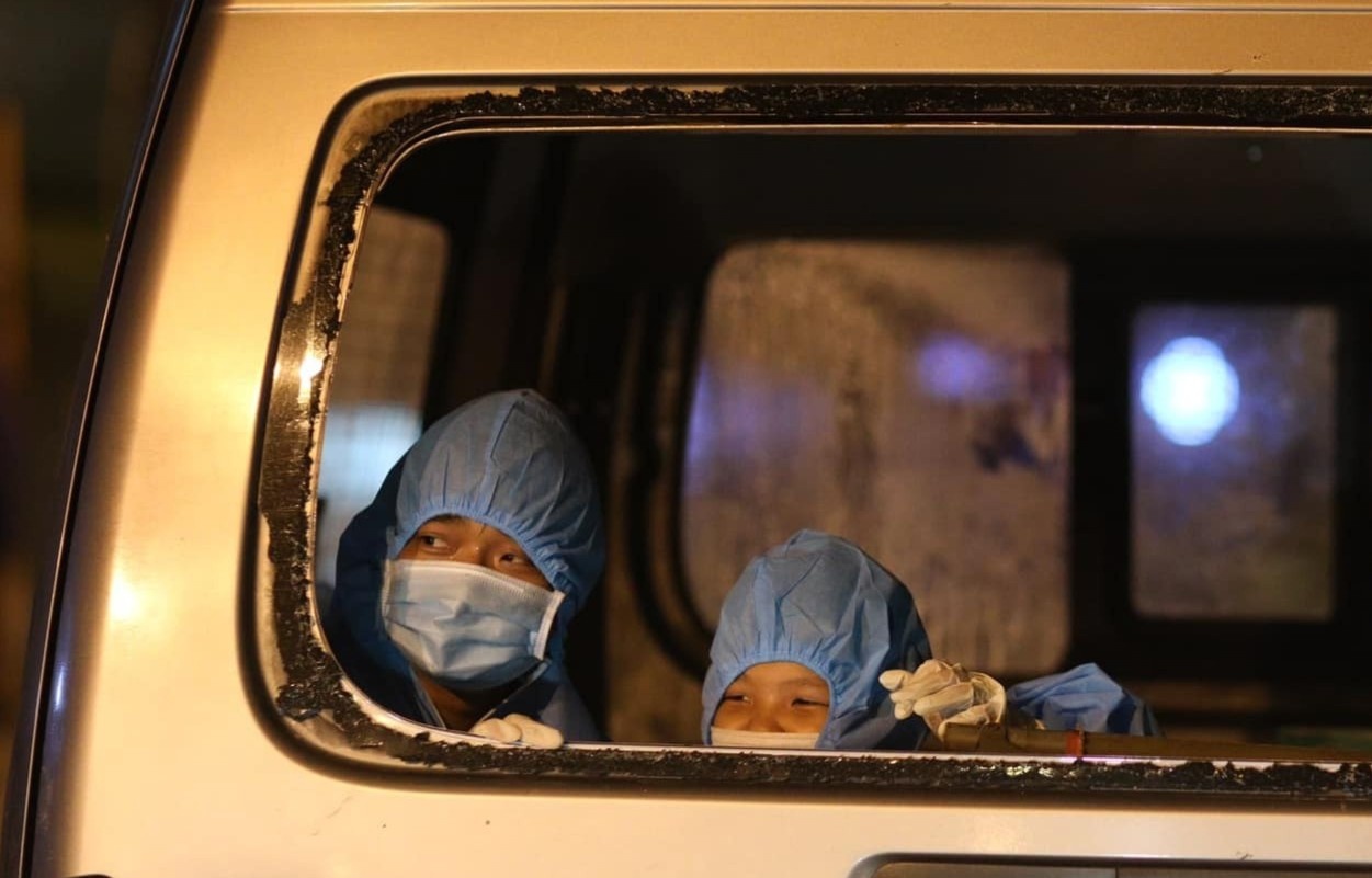 Gia dinh 9 nguoi, co 3 F0 o TP.HCM duoc dua toi noi cach ly hinh anh