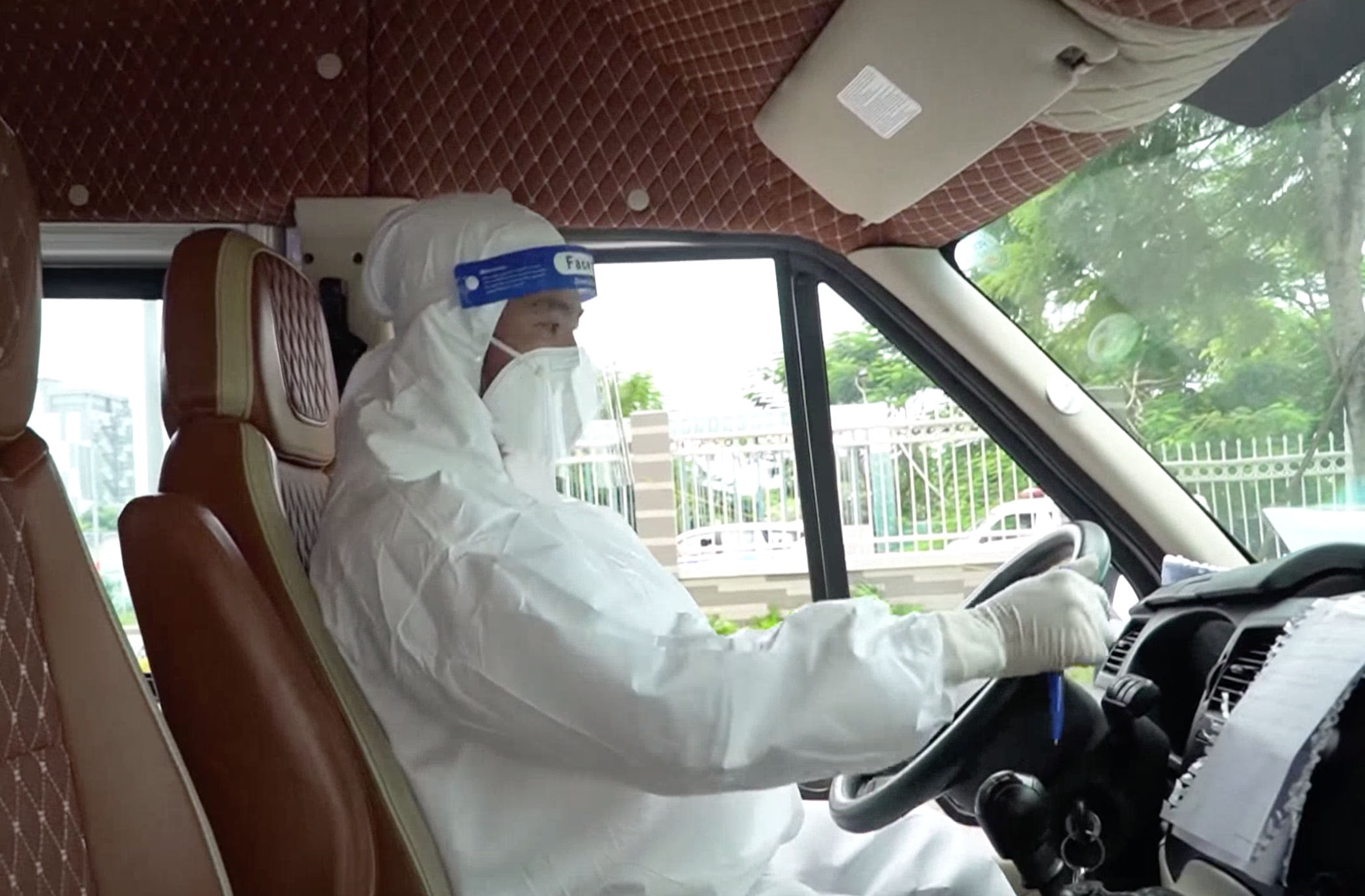 Tai xe o TP.HCM gui con ve que, nhan cho F0 xuat vien hinh anh