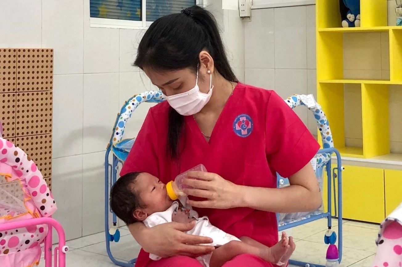 Nu tiep vien hang khong o TP.HCM xin vao vien, lam bao mau cho tre F1 hinh anh