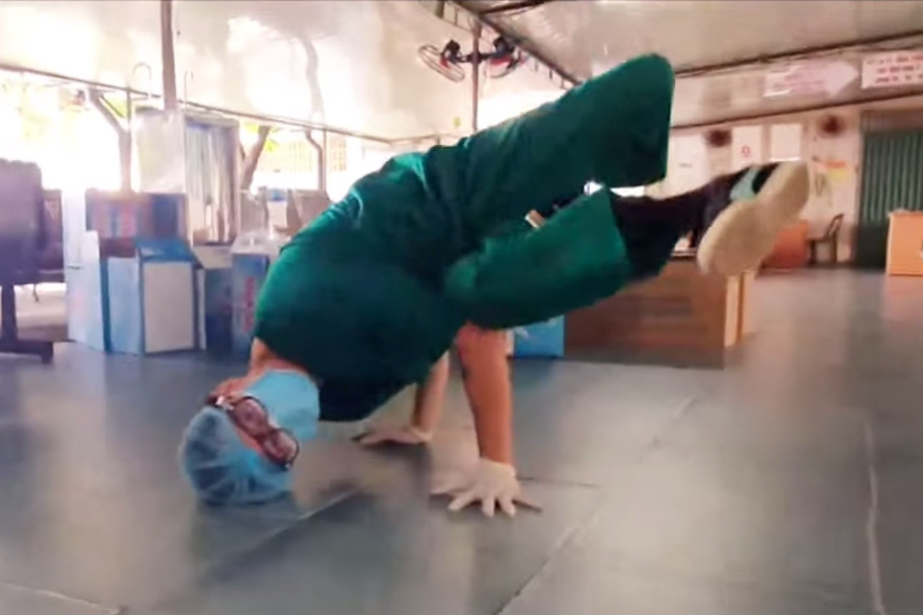 TNV BV Benh nhiet doi TP.HCM nhay hiphop khi ranh roi hinh anh