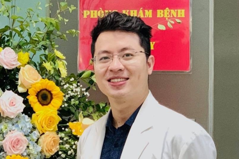 Bac si goi dien trong dem, giup F0 60 tuoi o TP.HCM di cap cuu hinh anh