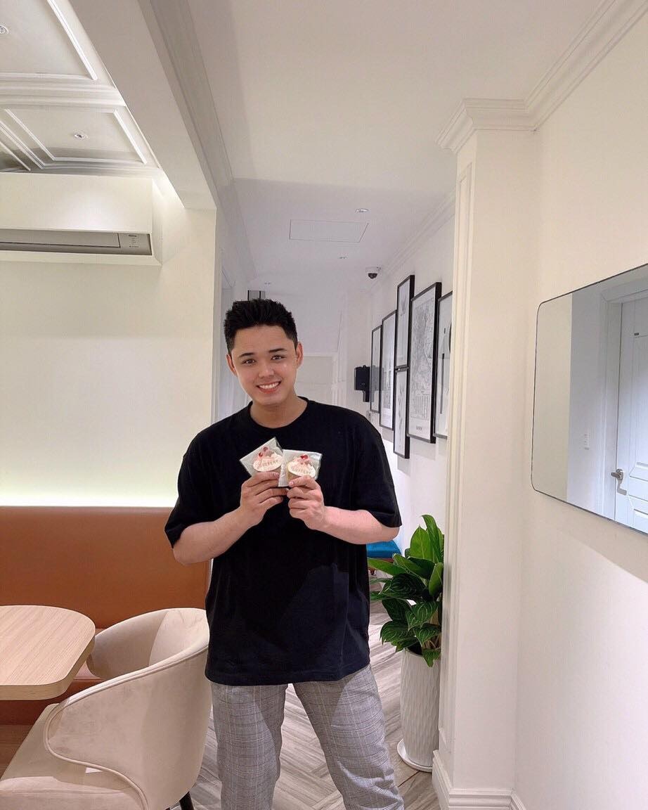 tiep vien hang khong di chong dich anh 4