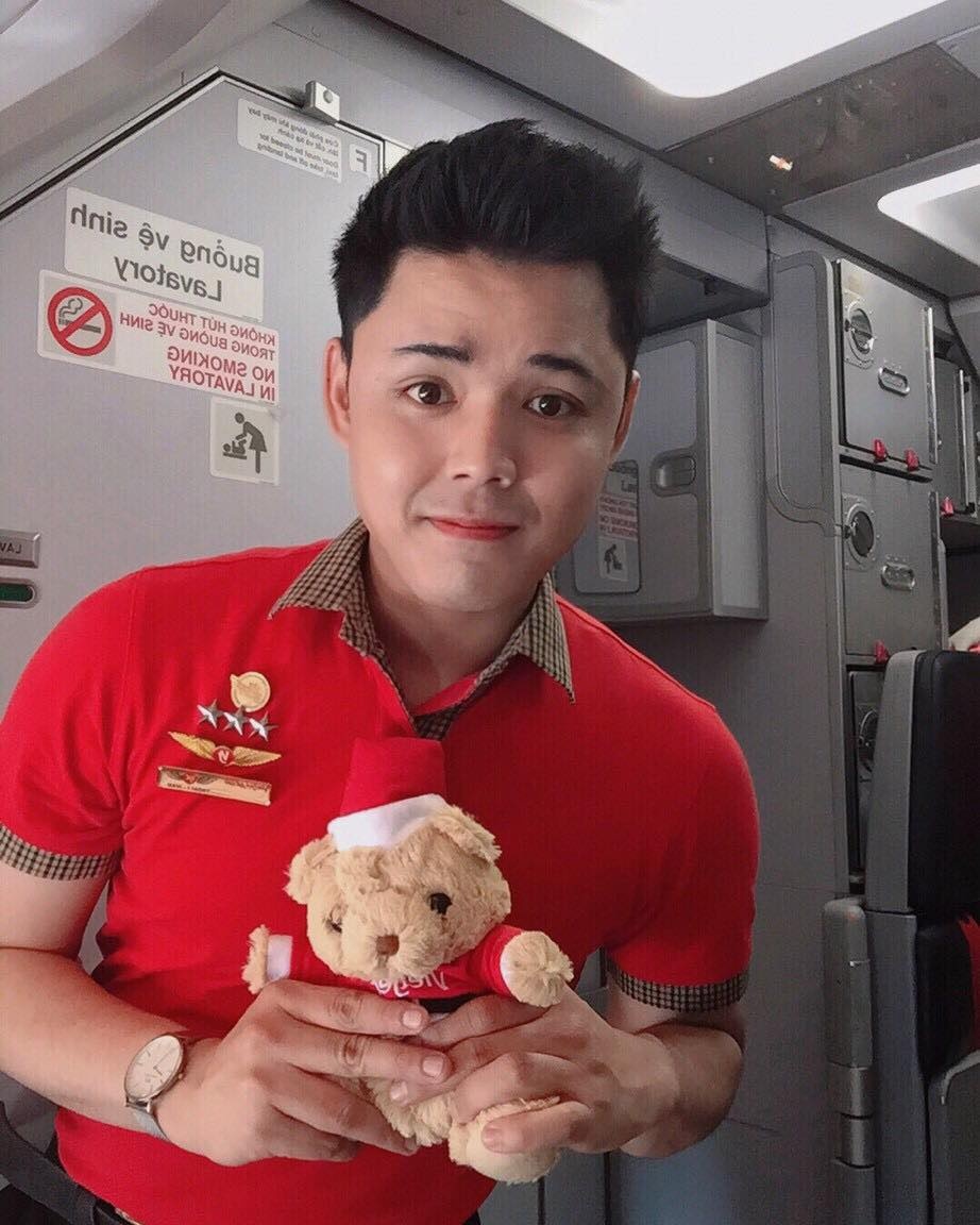 tiep vien hang khong di chong dich anh 1