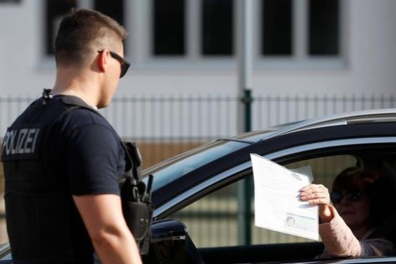 Danh y ta o Duc khi doi giay chung nhan du khong tiem vaccine hinh anh