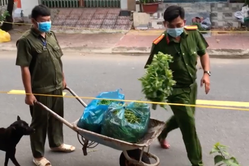 Anh cong an dan do cach nau khi phat rau cho nguoi dan hinh anh