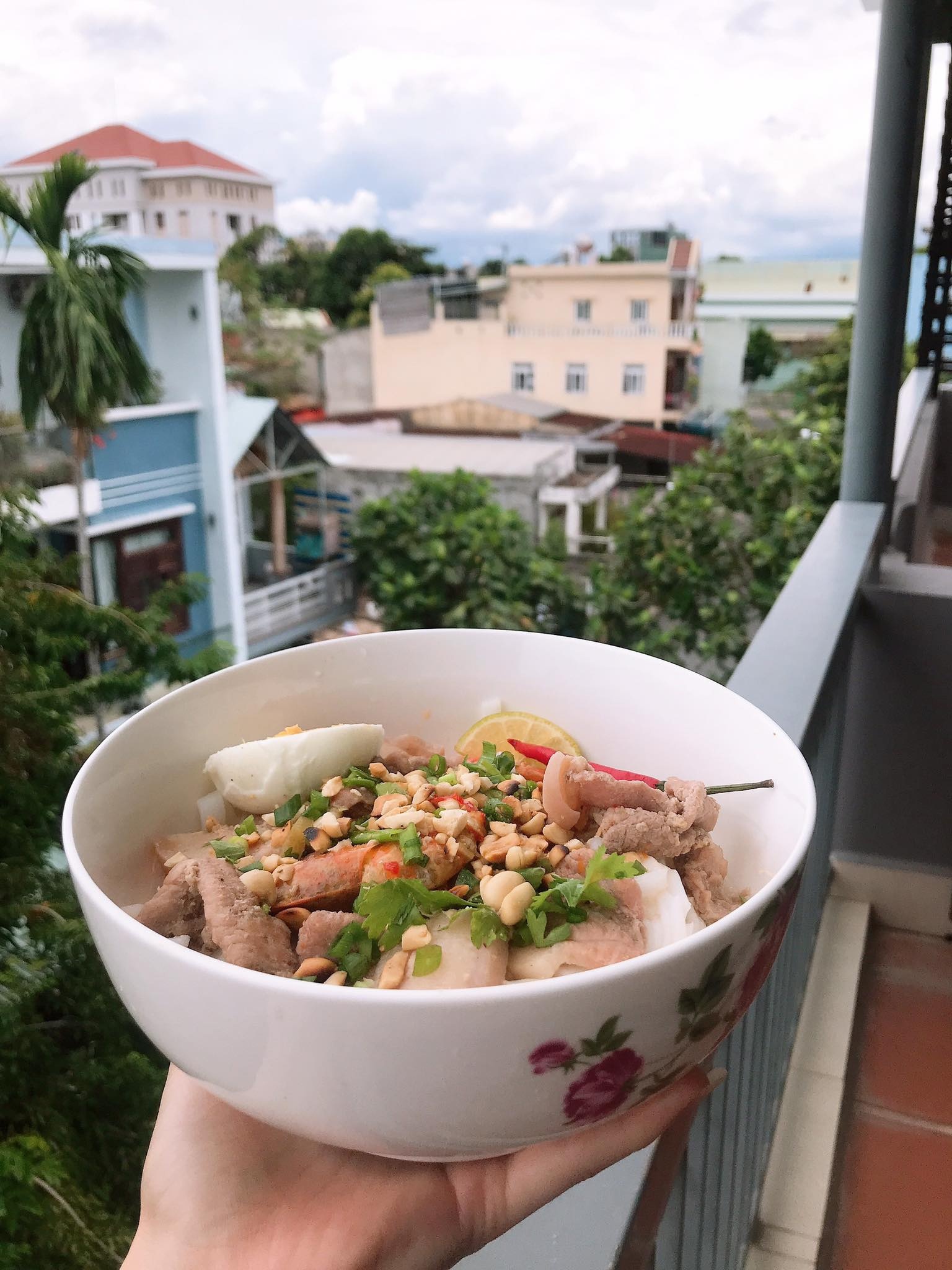 chủ nhà trọ nấu mì Quảng ảnh 1 chu nha tro nau mi Quang anh 1