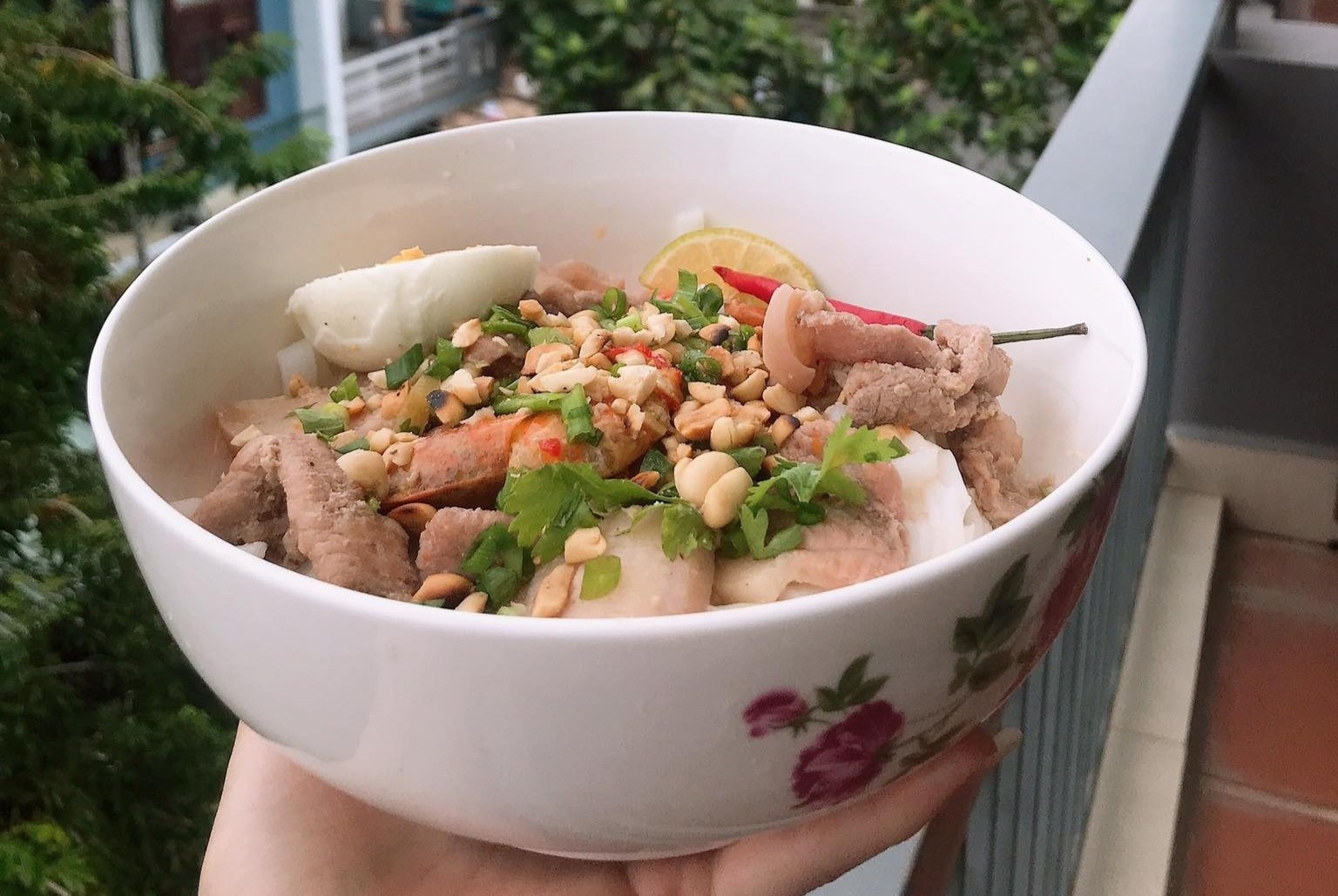 Chu nha tro o Da Nang nau mi Quang, chieu dai nguoi thue trong dich hinh anh