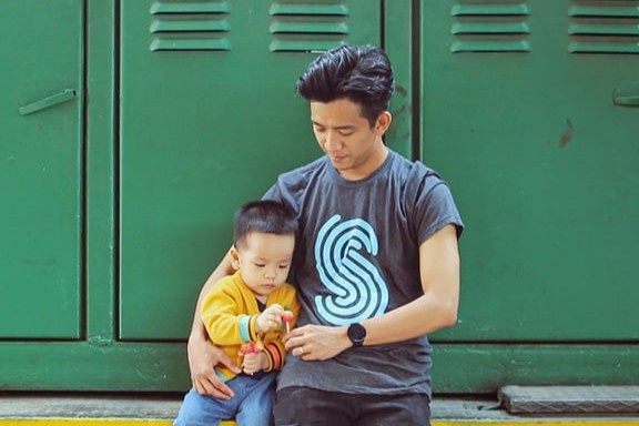 Ong bo tre va con 3 tuoi o TP.HCM cham nhau khoi Covid-19 hinh anh