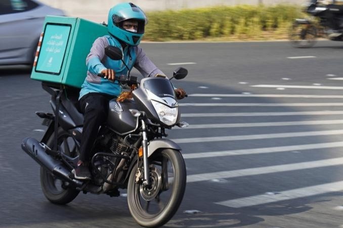 Nhieu shipper o Dubai gap tai nan khi giao hang ngay dich hinh anh