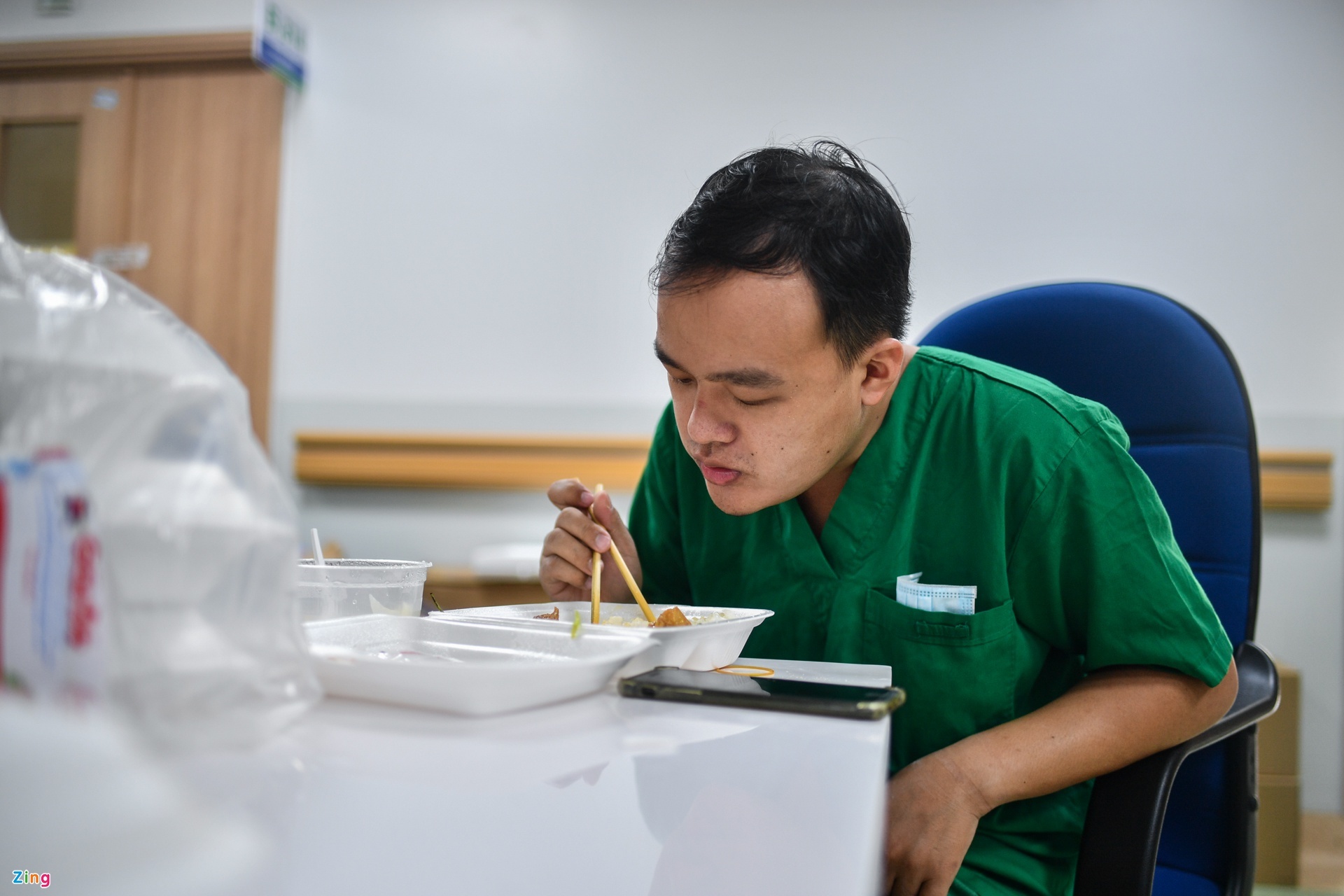 bac si tai Benh vien hoi suc Covid-19 anh 2