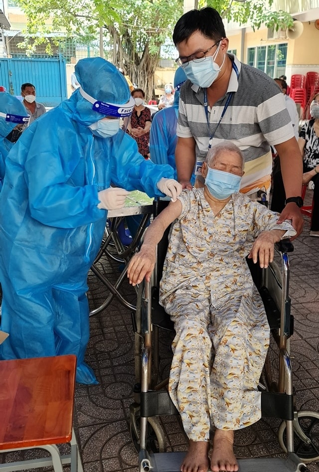 Cu ba 110 tuoi khoi Covid-19 anh 4