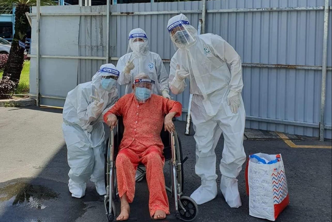 Cu ba 110 tuoi nhieu benh nen tai TP.HCM chien thang Covid-19 hinh anh