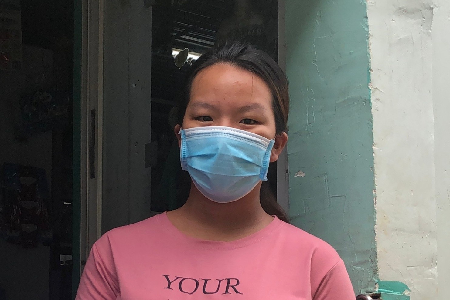 San phu ngheo o TP.HCM di xin quan ao cho con sap chao doi hinh anh